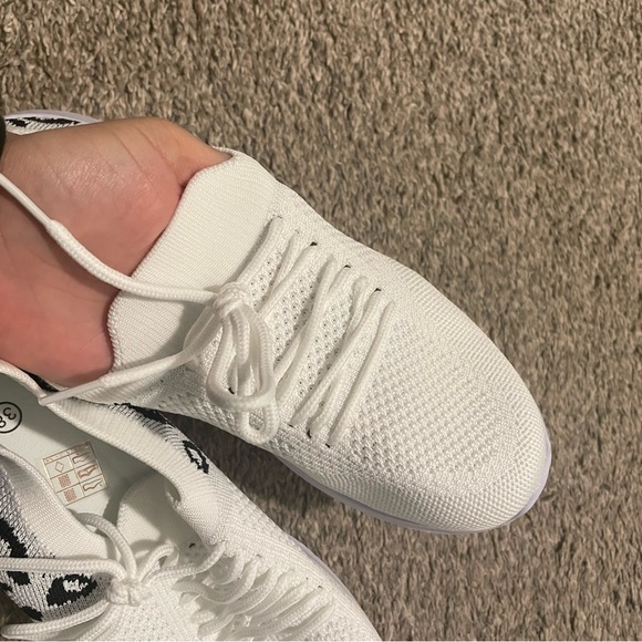 Brand new Casual sneaker/shoes - Picture 4 of 9